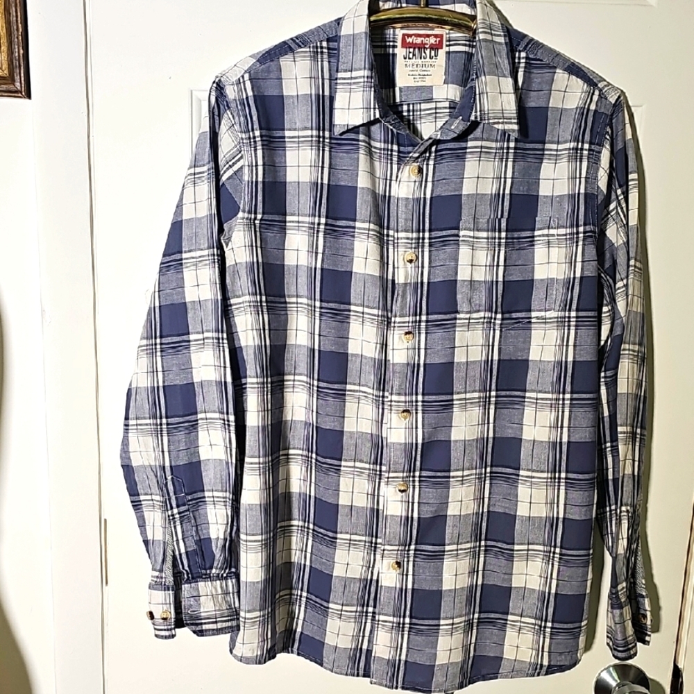 Wrangler Blue and White Casual Button Down Shirt In Size Meduim, 100% Cotton